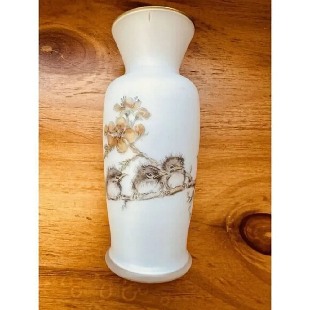 Vintage Enesco Vase‎ Baby Birds by Mary Mugg Frosted White Glass Gold Trim 6